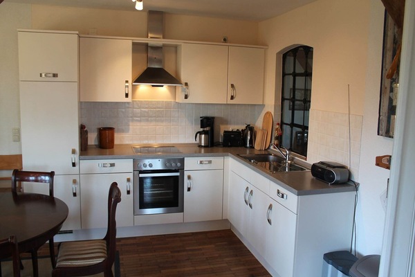 KĂŒhlschrank, Ofen, Herdplatte, Wasserkocher mit Kaffee-/Teezubehör