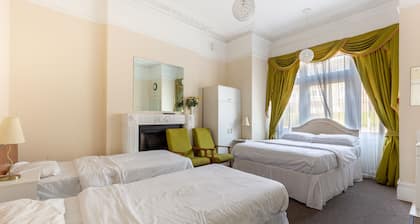 Cosy Victorian Building, close to city centre and amazing public transport links