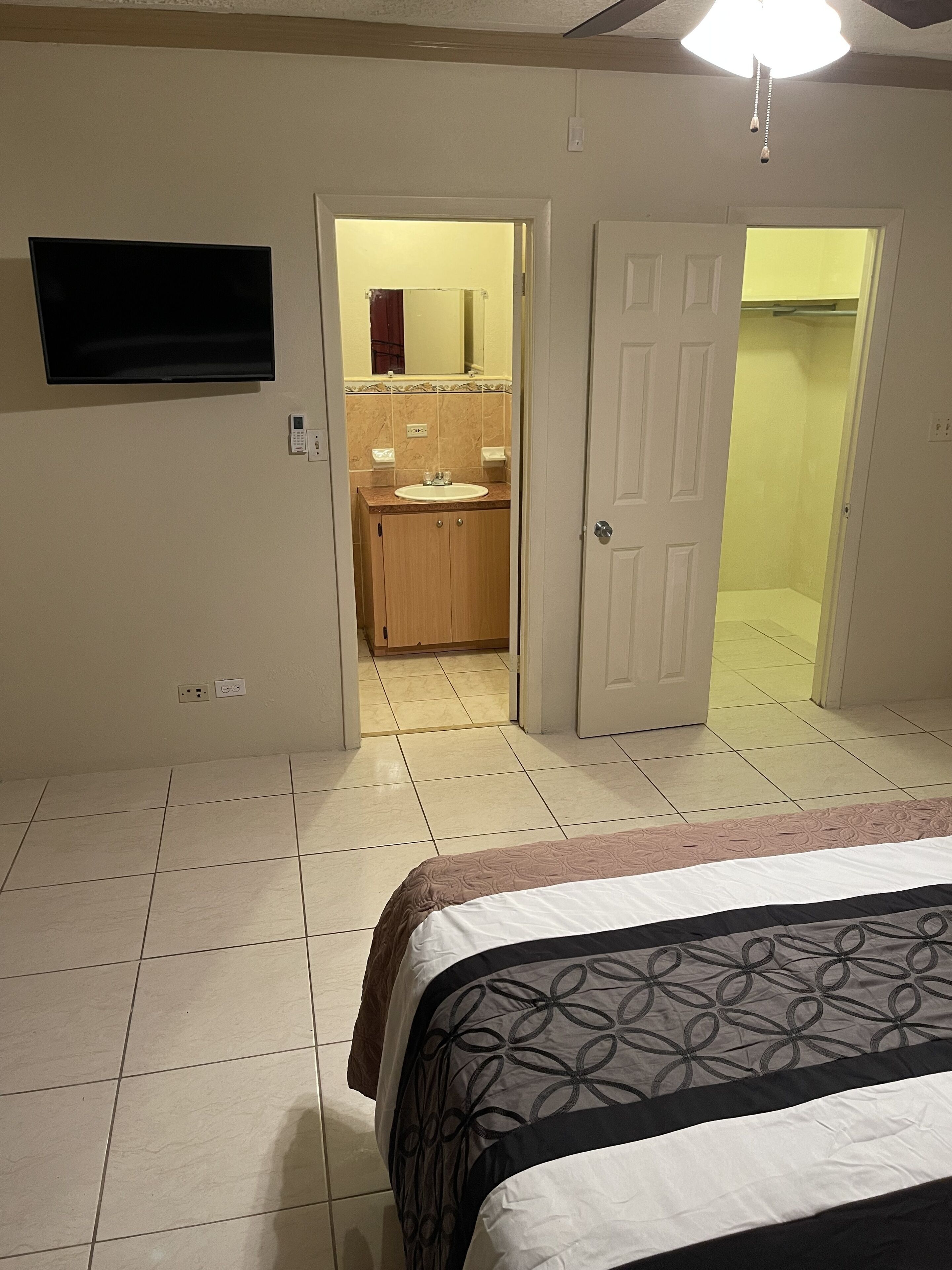 Kolmen hengen perushuone | Ilmainen Wi-Fi, vuodevaatteet