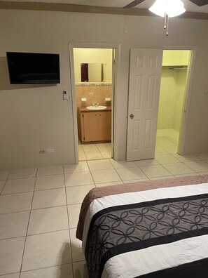 Basic Triple Room | Free WiFi, bed sheets - Wells Property (Nassau)