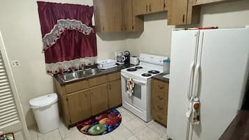 Habitación triple básica | Cocina privada | Cafetera y tetera y congelador