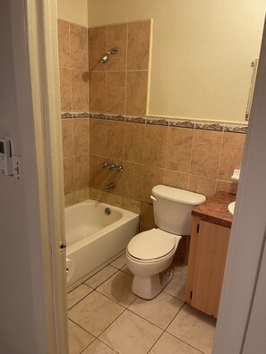 Basic-Dreibettzimmer | Badezimmer | Handtücher, Seife, Toilettenpapier