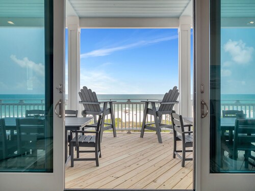 Swirly Sunsets: Amazing Beachfront Home-Priv. Pool, Arcade Games, Pet Friendly!