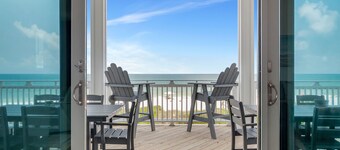 Swirly Sunsets: Amazing Beachfront Home-Priv. Pool, Arcade Games, Pet Friendly!