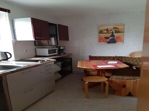Réfrigérateur, four à micro-ondes, un four, surface de cuisson