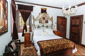 Quarto casal básico | Cofres nos quartos, ferros/tábuas de passar roupa, Wi-Fi de cortesia