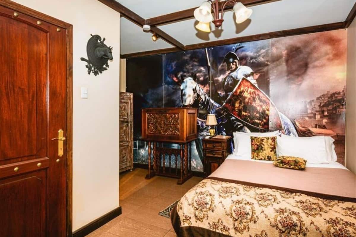 Un dormitorio con una cama grande, un armario de madera, un adorno de pared y un cartel.