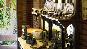 El interior de una tienda de té antigua con un letrero que dice 'Horniman's Tea'.