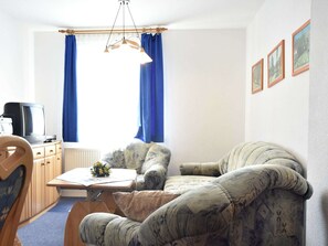 Télévision, lecteur de DVD, chaîne hi-fi