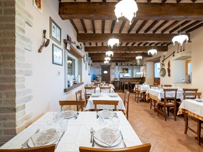 Dining - Belvilla by OYO Casa Cipresso (Caprese Michelangelo)