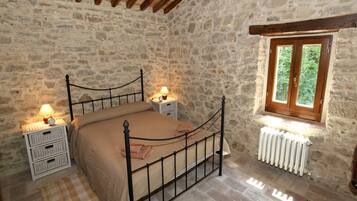 2 habitaciones y tabla de planchar con plancha