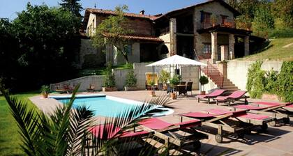 Villa in Langhe mit Pool und Weingutflair