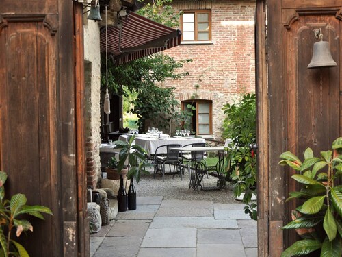 Villa in Langhe mit Pool und Weingutflair