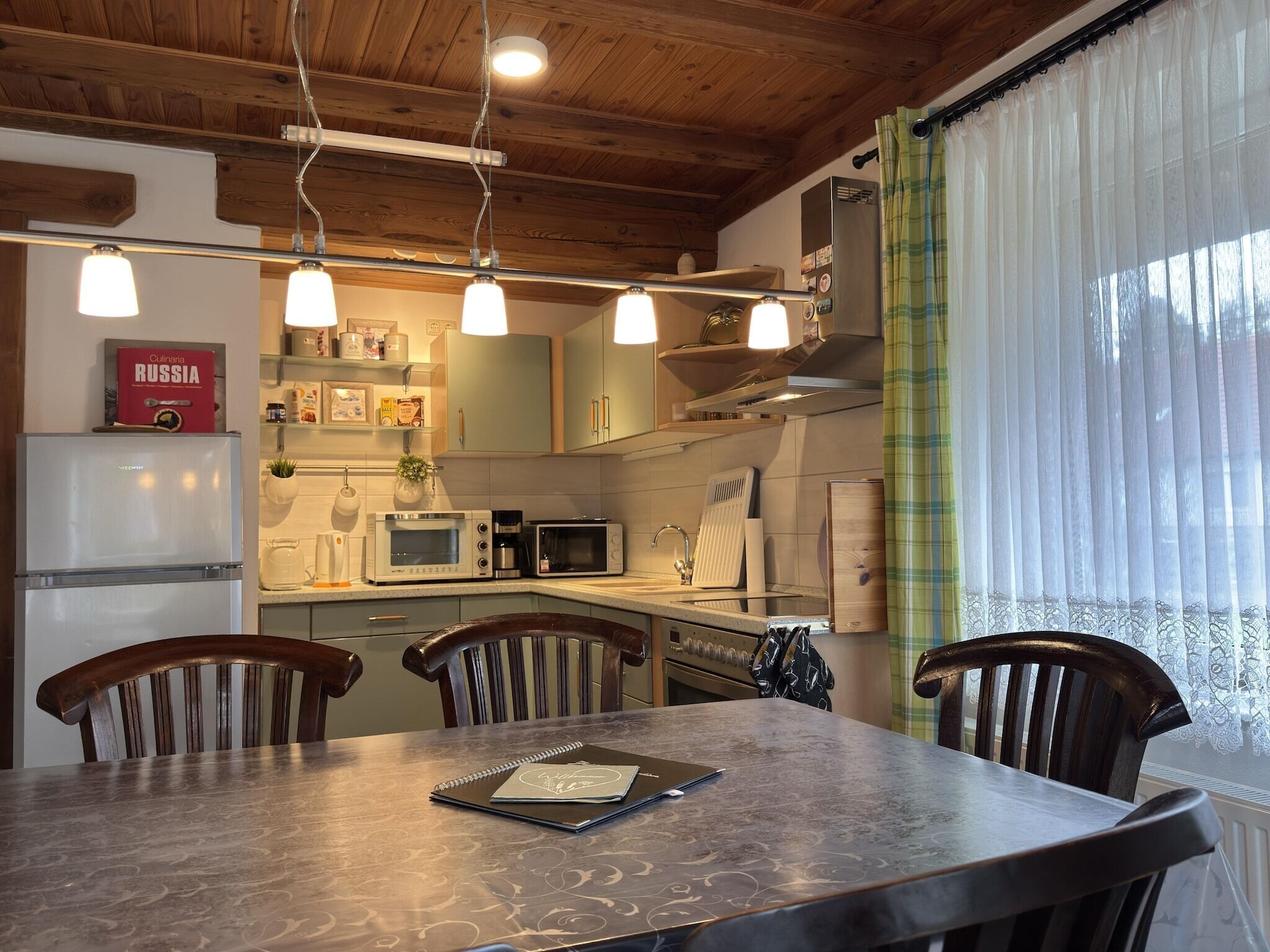 Køleskab, mikrobølgeovn, ovn, kogeplade