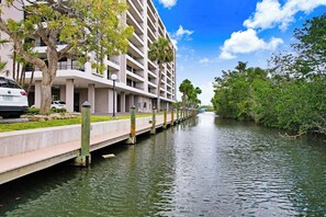 Un hôtel situé au bord de l’eau, doté d’un design moderne, avec un long bâtiment étroit agrémenté de nombreux balcons.