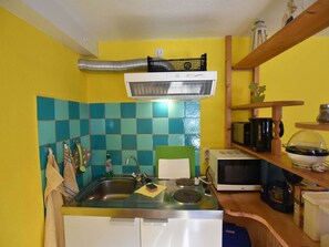 Réfrigérateur, micro-ondes, plaque de cuisson, cafetiÚre/bouilloire
