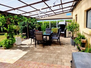 Outdoor dining - Ferienwohnung Rerik mit eingezäuntem Garten (Ostseebad Rerik)