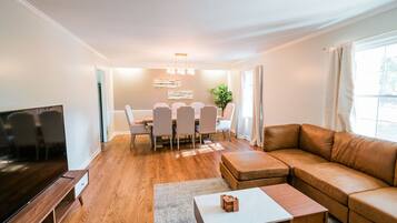 Téléviseur connecté, table de ping-pong