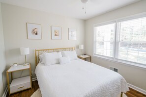 6 habitaciones, escritorio y tabla de planchar con plancha 