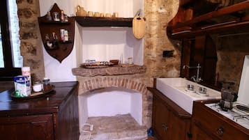 Parrilla de estufa y cafetera y tetera