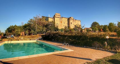 Castello in stile medievale con piscina in Umbria