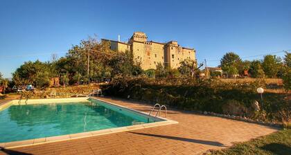 Château médiéval avec piscine en forêt en Ombrie