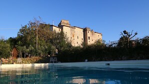 Un edificio al estilo de castillo con un cielo azul despejado.
