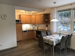 Kylskåp, mikrovågsugn, ugn och spishäll