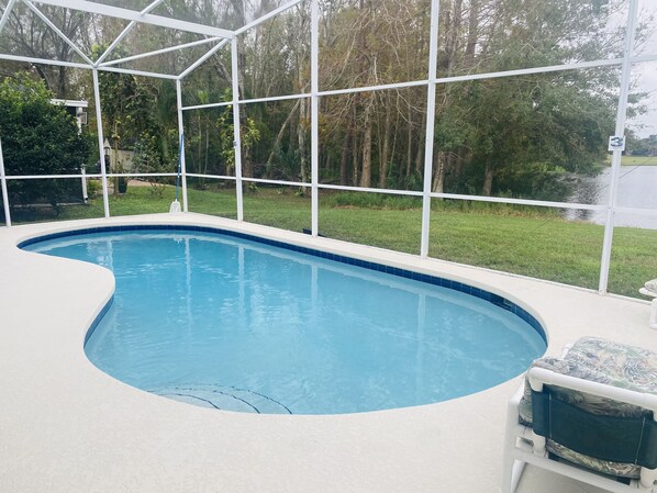 Una piscina al aire libre