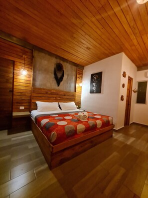 Habitación doble Confort | Decoración personalizada, muebles diferentes y wifi gratis 