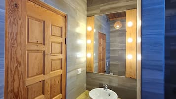 Quarto casal conforto | Banheiro | Chuveiro, toalhas de banho, sabonete, shampoo