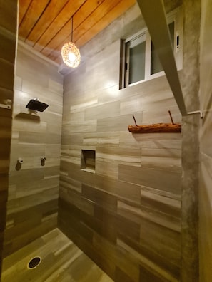 Comfort-Doppelzimmer | Badezimmer | Dusche, Handtücher, Seife, Shampoo