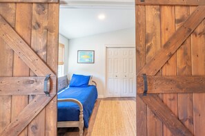 4 bedrooms, WiFi, bed sheets
