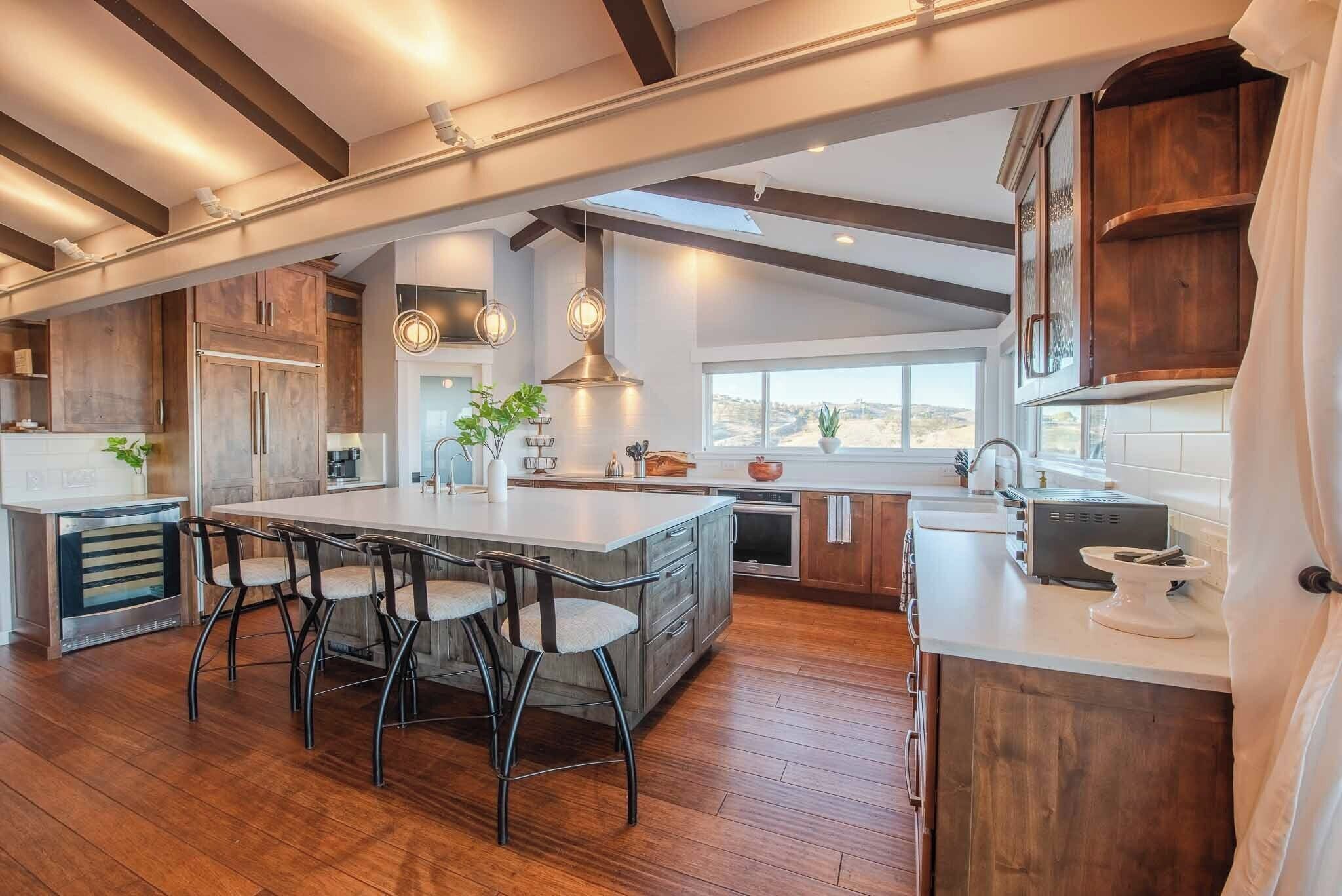 5BR/5BA Ranch w/Gourmet Kitchen, Deck w/Spectacular Views, Downtown!