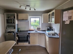 Fridge, microwave, oven, stovetop - Ferienwohnung in den Hüttenroder Bergen (Hüttenrode)