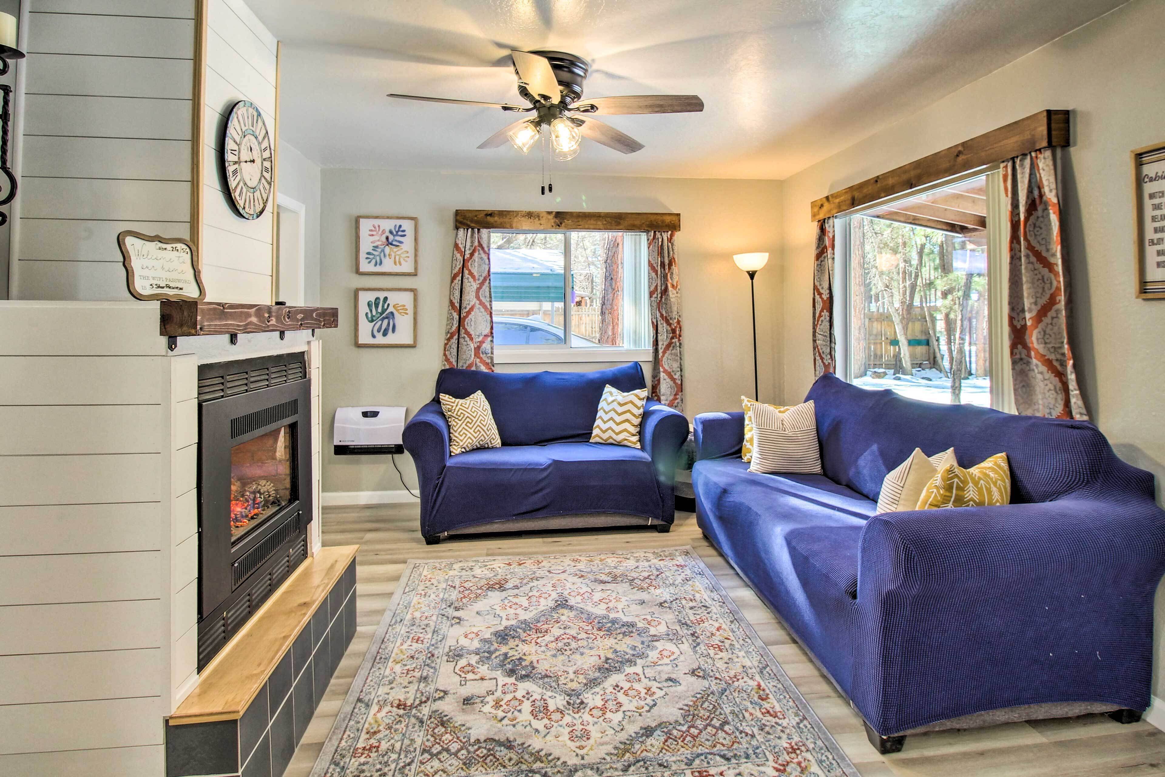 Cozy Lakeside Cabin: Walk to Rainbow Lake!