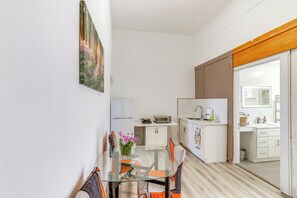 Réfrigérateur, micro-ondes, plaque de cuisson, lave-vaisselle