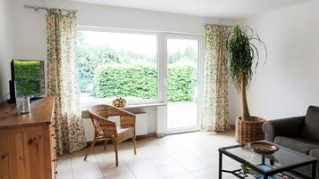 Een televisie en een stereo