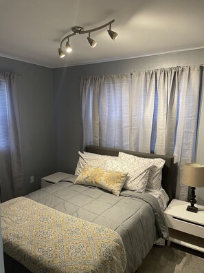3 bedrooms, desk, iron/ironing board, travel cot