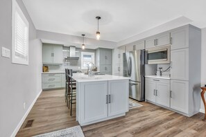 Réfrigérateur, four à micro-ondes, un four, surface de cuisson