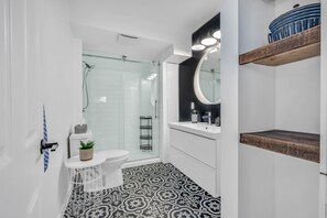 Séchoir à cheveux, serviettes fournies, savon, shampooing