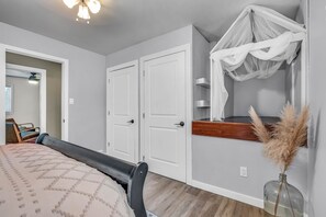 4 chambres, bureau, fer et planche à repasser, accès au Wi-Fi (inclus)