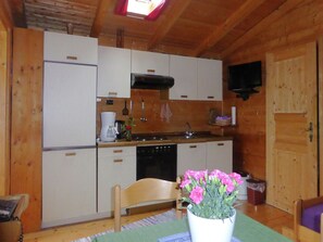 ثلاجة، فرن، موقد طهي مسطح، ماكينة لصنع القهوة/الشاي