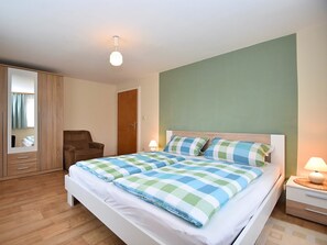 3 bedrooms, iron/ironing board, WiFi