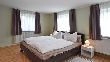 3 bedrooms, iron/ironing board, WiFi