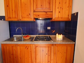 Geladeira, cooktop, cafeteira/chaleira