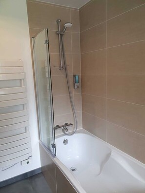 Hair dryer, towels, soap, shampoo - Gîte Manoir de Kerlez Plain-pied (Briec)