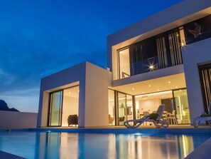 A modern two-story house with a swimming pool, large windows, and outdoor seating. - Calpe Home with Terrace Views (Calpe)