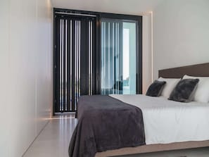 4 bedrooms, WiFi - Calpe Home with Terrace Views (Calpe)