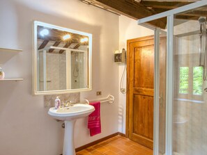 Shower, bidet - Pet-Friendly Villa with Garden (Amandola)